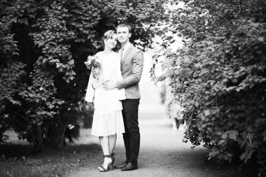 Gelin ve damat parkta