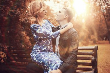 Bankta oturan aşk Çift