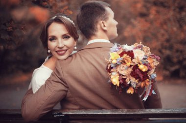 gelin ve damat sonbahar parkında