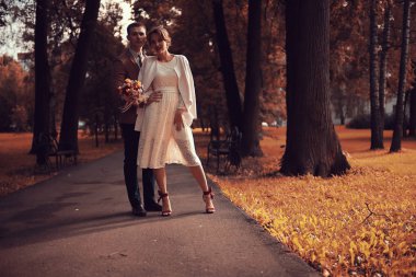 gelin ve damat sonbahar parkında