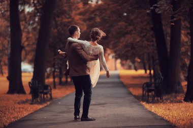 gelin ve damat sonbahar parkında