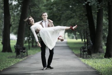 Beyaz elbise ve yakışıklı Damat Düğün gününde yaz parkta poz güzel genç gelin 