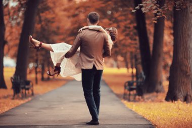 gelin ve damat sonbahar parkında