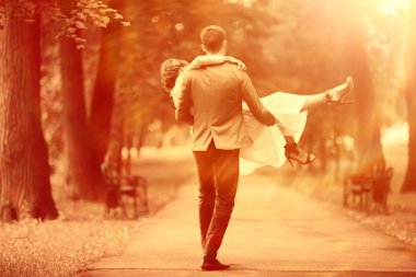 gelin ve damat sonbahar parkında