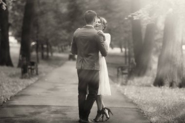 Beyaz elbise ve yakışıklı Damat Düğün gününde, siyah ve beyaz yaz parkta poz güzel genç gelin 