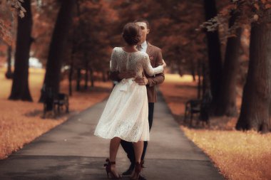 gelin ve damat sonbahar parkında