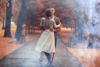 gelin ve damat sonbahar parkında