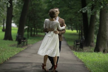 Beyaz elbise ve yakışıklı Damat Düğün gününde yaz parkta poz güzel genç gelin 