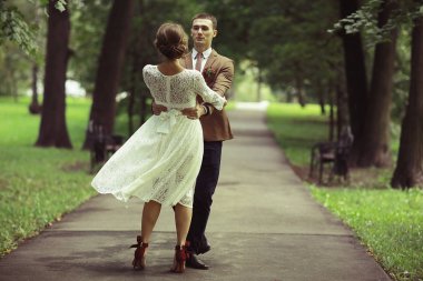 Beyaz elbise ve yakışıklı Damat Düğün gününde yaz parkta poz güzel genç gelin 