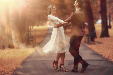 gelin ve damat sonbahar parkında