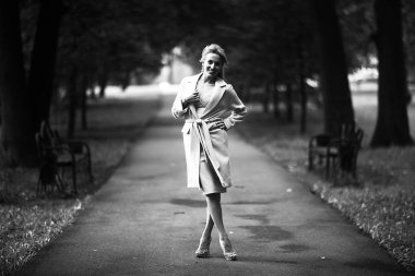 gülümseyen ve park, siyah ve beyaz poz güzel genç kadın 