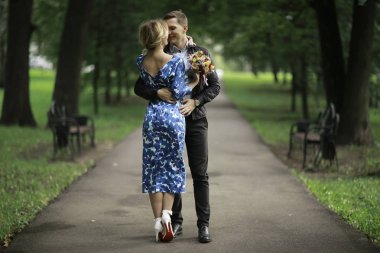 güzel genç kadın ve yakışıklı olan yaz parkta poz. Mutlu aşk çift açık rahatlatıcı 