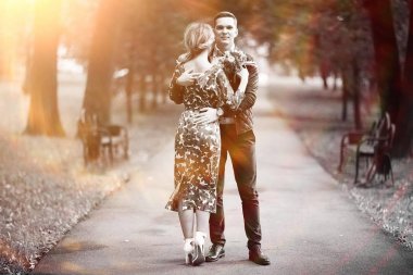 güzel genç kadın ve yakışıklı olan yaz parkta poz. Mutlu aşk çift açık rahatlatıcı 