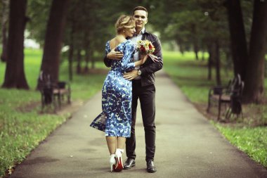 güzel genç kadın ve yakışıklı olan yaz parkta poz. Mutlu aşk çift açık rahatlatıcı 