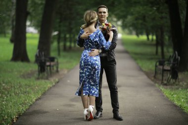 güzel genç kadın ve yakışıklı olan yaz parkta poz. Mutlu aşk çift açık rahatlatıcı 