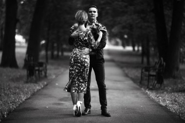 güzel genç kadın ve yakışıklı olan yaz parkta poz. Mutlu aşk çift açık rahatlatıcı 