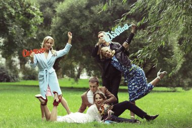 güzel genç nedime, mutlu gelin ve Damat Düğün gününde yaz parkta eğleniyor 