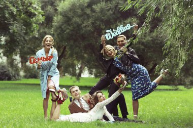 güzel genç nedime, mutlu gelin ve Damat Düğün gününde yaz parkta eğleniyor 