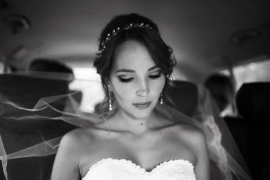 arabada oturan beyaz gelinlikle güzel genç gelin portresi 