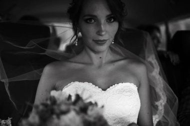 arabada oturan beyaz gelinlikle güzel genç gelin portresi 