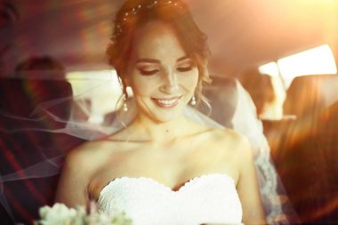 arabada oturan beyaz gelinlikle güzel genç gelin portresi 