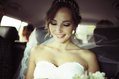 arabada oturan beyaz gelinlikle güzel genç gelin portresi 