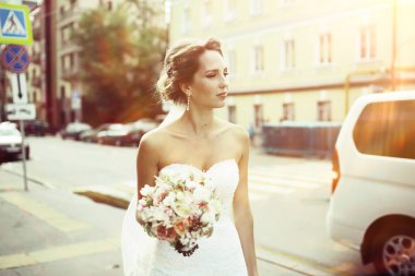 beyaz düğün elbise sokakta poz içinde güzel genç gelin portresi 