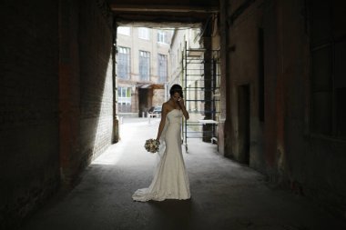 beyaz düğün elbise sokakta poz içinde güzel genç gelin portresi 