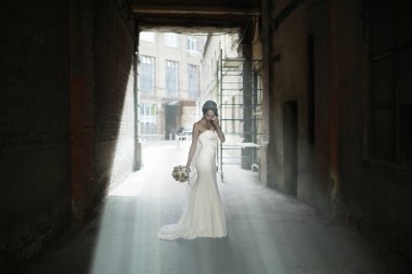 Gelin beyaz gelinlik içinde  