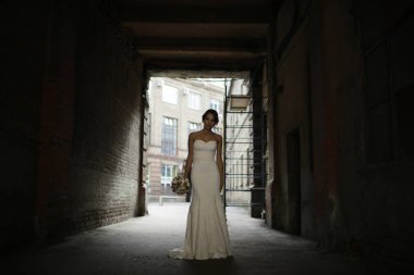 Gelin beyaz gelinlik içinde  