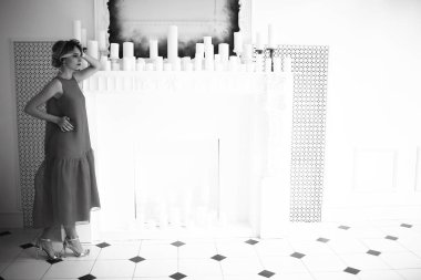 ışık zarif iç poz Kırmızı elbiseli güzel genç kadın portresi  