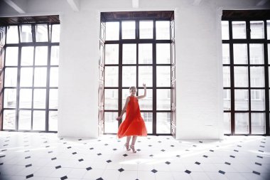 ışık zarif iç poz Kırmızı elbiseli güzel genç kadın portresi  