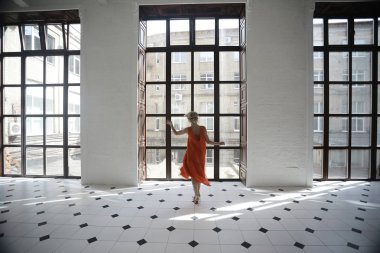 ışık zarif iç poz Kırmızı elbiseli güzel genç kadın portresi  