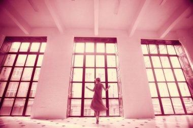 ışık zarif iç poz Kırmızı elbiseli güzel genç kadın portresi  