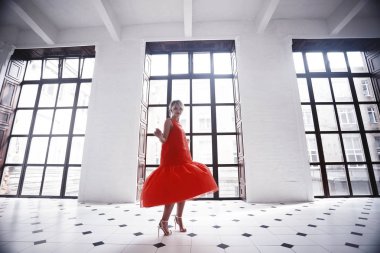 ışık zarif iç poz Kırmızı elbiseli güzel genç kadın portresi  