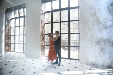 kadın kırmızı elbise ve yakışıklı adam 