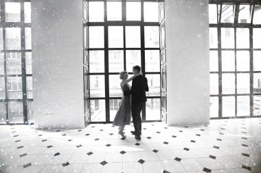 güzel genç kadın ve ışık zarif interiror dans takım elbiseli yakışıklı adam portresi 