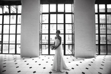 Gelin beyaz gelinlik içinde  