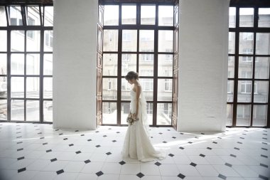 Gelin beyaz gelinlik içinde  