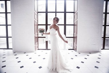 Gelin beyaz gelinlik içinde  