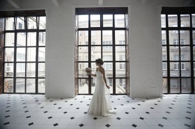 Gelin beyaz gelinlik içinde  