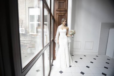 Gelin beyaz gelinlik içinde  