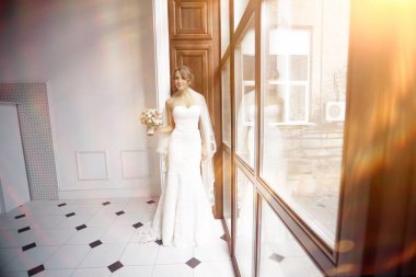 Gelin beyaz gelinlik içinde  