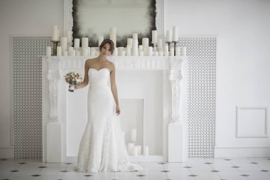 Gelin beyaz gelinlik içinde  