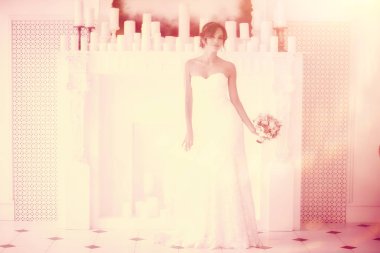 Gelin beyaz gelinlik içinde  