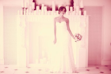 Gelin beyaz gelinlik içinde  