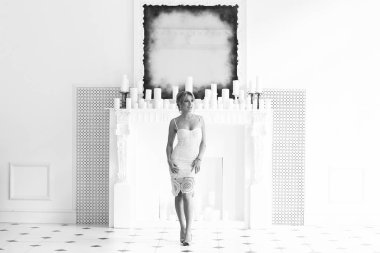 şık elbiseli genç kadın 