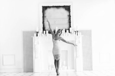 şık elbiseli genç kadın 