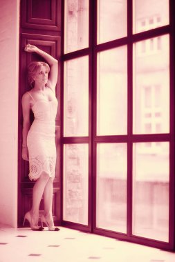 çekici sarışın genç kadın