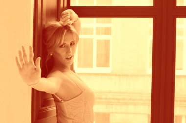 çekici sarışın genç kadın